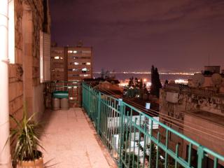 Charming 2 BR Apt By The Foot Of The Bahai Temple - 2