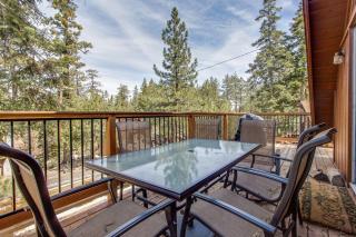 Castle Rock Cabin #2 ~ Cozy cabin close to Fisher Cove & Boulder Bay - short drive to skiing - 5