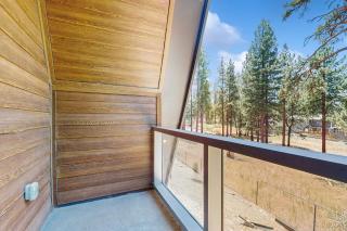 Glass Peak ~ Modern, cabin-Inspired home with private hot tub, wood fireplace, and sauna - Big Bear Lake - 7