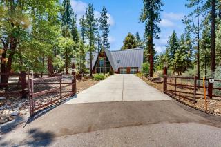 Glass Peak ~ Modern, cabin-Inspired home with private hot tub, wood fireplace, and sauna - Big Bear Lake - 8
