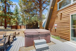 Glass Peak ~ Modern, cabin-Inspired home with private hot tub, wood fireplace, and sauna - Big Bear Lake - 9