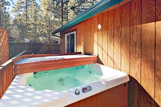 Peregrine Palace ~ Renovated Cabin w/ Private Hot Tub & Deck - Near Snow Summit & Bear Mountain - 9