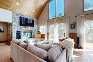 4BR Mountainview Dog Friendly Hot Tub Patio - Big Bear Lake - 0