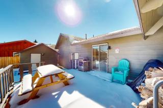 Big Bear Bungalow ~ Cozy Mountain home with fenced yard, grill, fireplace, & washer/dryer - 2