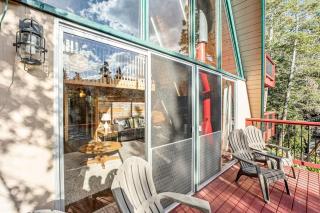 Black Diamond Vista ~ Dog-friendly - hot tub, decks, & mountain views - steps to slopes - Big Bear Lake - 3