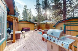 Sugarloafing ~ Dog-friendly cabin with hot tub, covered porch, fireplace, grill, & W/D - Sugarloaf - 5