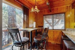 Primrose Cabin ~ Mountain Cabin w/ hot tub, deck, fireplace & washer/dryer - Big Bear Lake - 7