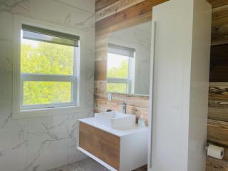 2nd Master King Suite with Private Balcony - Niagara Falls - 4