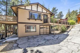 The Fox Den Big Bear ~ Modern Mountain View Retreat w/ Hot Tub - Big Bear City - 2