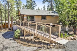 The Fox Den Big Bear ~ Modern Mountain View Retreat w/ Hot Tub - Big Bear City - 3