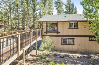 The Fox Den Big Bear ~ Modern Mountain View Retreat w/ Hot Tub - Big Bear City - 4
