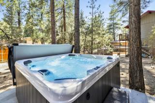 The Fox Den Big Bear ~ Modern Mountain View Retreat w/ Hot Tub - Big Bear City - 5