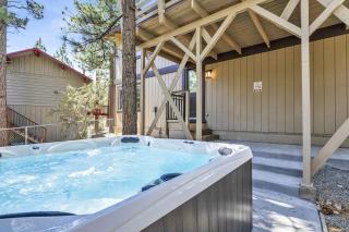 The Fox Den Big Bear ~ Modern Mountain View Retreat w/ Hot Tub - Big Bear City - 6