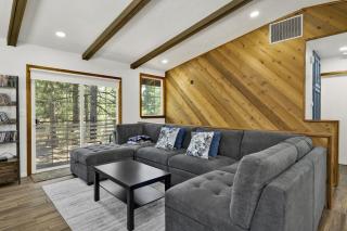 The Fox Den Big Bear ~ Modern Mountain View Retreat w/ Hot Tub - Big Bear City - 7