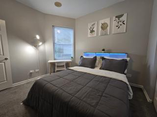 Luxe Loft vibe with King Suite - 4BR 3Ba - 4
