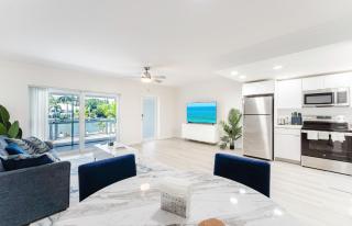 Waterfront Retreat Views, Pool, Hot Tub, Gym Walk to Beach & Boca Resort! - Boca Raton - 0