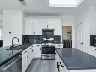 Newly Renovated Luxury 5BR Spacious, Stylish, Family-Ready - The Colony - 4