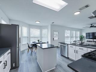 Newly Renovated Luxury 5BR Spacious, Stylish, Family-Ready - The Colony - 1