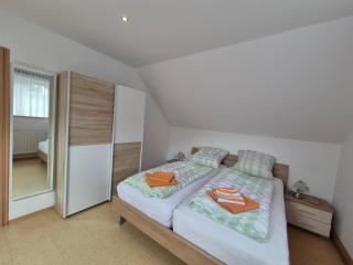 Komfortable 90 qm Ferienwohnung mit 3 Schlafzimmern Küche Balkon Wohnzimmer mit großem LED TV InternetWiFi Flatrate und Parkplatz inklusive in Brilon Madfeld - 3