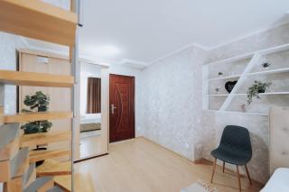 Riscani Cozy Apt with Balcony and Staircase - 1