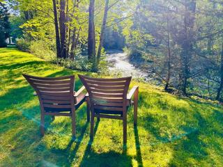 Serene Riverfront Retreat - North Bend - 0