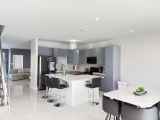 Modern Miami Retreat, Hot Tub and Gazebo Oasis - Miami - 7