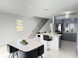 Modern Miami Retreat, Hot Tub and Gazebo Oasis - Miami - 6