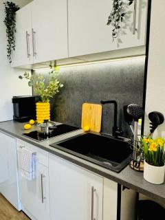 Black&Yellow Apartment Bielefeld 24h Check in WLAN Parkplatz ÖPNV - Bielefeld - 4