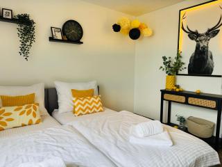 Black&Yellow Apartment Bielefeld 24h Check in WLAN Parkplatz ÖPNV - Bielefeld - 9