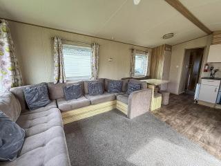 6 Berth Caravan For Hire With Wifi At Seawick Holiday Park In Essex Ref 27025Hv - Clacton-on-Sea - 1