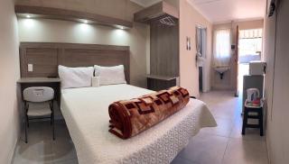 Private 4 Double Room Guest Wing, Comfortable, Secure Parking, Wi-Fi, Ensuite Bath - Ermelo - 0