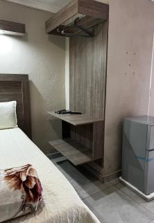 Private 4 Double Room Guest Wing, Comfortable, Secure Parking, Wi-Fi, Ensuite Bath - 7