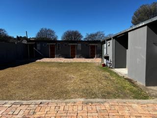 Private 4 Double Room Guest Wing, Comfortable, Secure Parking, Wi-Fi, Ensuite Bath - Ermelo - 1