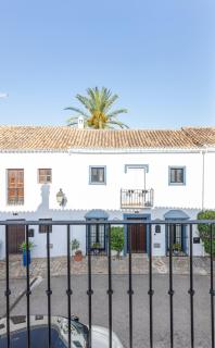 Charming House 2BR with Patio, Pool and Parking - 2