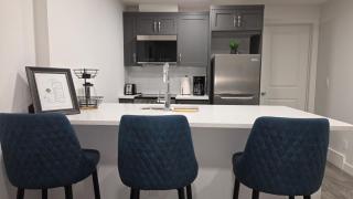 Modern 2BR near Hospital, YMCA, Stores - Calgary - 2