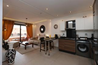 Modern top floor apartment with balcony! - 4
