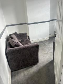 Simple and basic flat above shop - Newport - 6