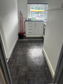 Simple and basic flat above shop - Newport - 1