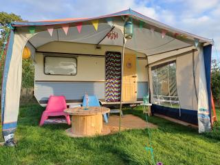 Retro caravan het Uiltje nabij het Sneekermeer - Terzool - 6