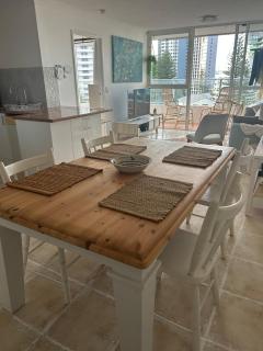 Great location 2 Bedroom Unit - 5