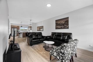 This is a 3 bedrooms and 2 and half baths entire home with free parking and wifi nearby River and Golf course - Calgary - 7
