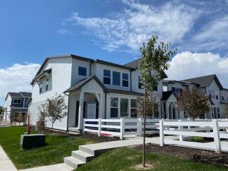 Great Location Sleeps 8 with 5 Beds and 3 Baths - 8