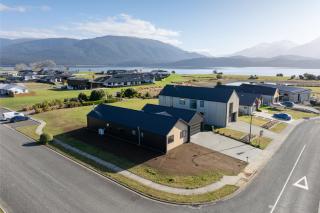 Southern Solace - Te Anau Holiday Home - 0