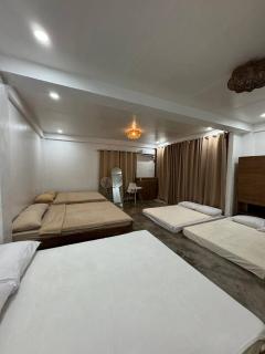 Dee Siargaonon Family Room - 9
