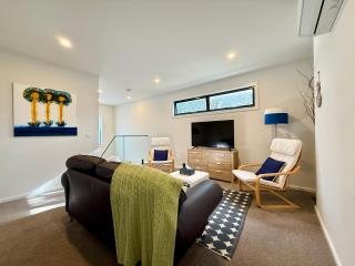 Aalto Retreat Three - Chic Modern Close to Everything - 2