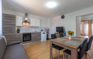 2 Bedroom Gorgeous Apartment In Umag - 7