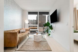 Modern 4-Bed Condo with AC and Parking near SkyTrain for 6 - Vancouver - 0