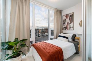 Modern 4-Bed Condo with AC and Parking near SkyTrain for 6 - Vancouver - 6