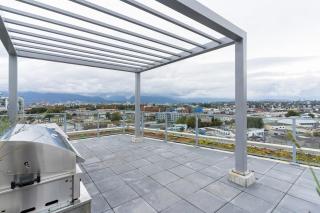 Modern 4-Bed Condo with AC and Parking near SkyTrain for 6 - Vancouver - 1
