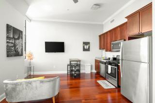 Chic Flat W Rooftop Pool & Gym - 4